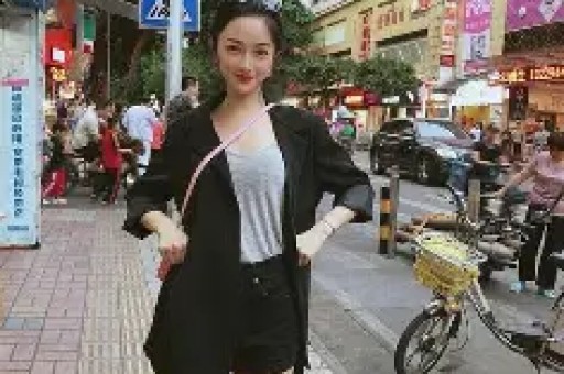 网红草帽姐刚出院就做公益！回老家给村民送月饼反被网友怼作秀