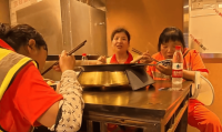 花五百请环卫工阿姨代言烤鱼店视频爆火看哭网友实现三赢局面