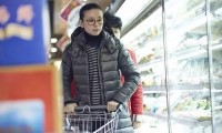 董洁素颜现身超市购物无人认出曾经惊艳世人的冷清秋如今已不是从前的少女脸